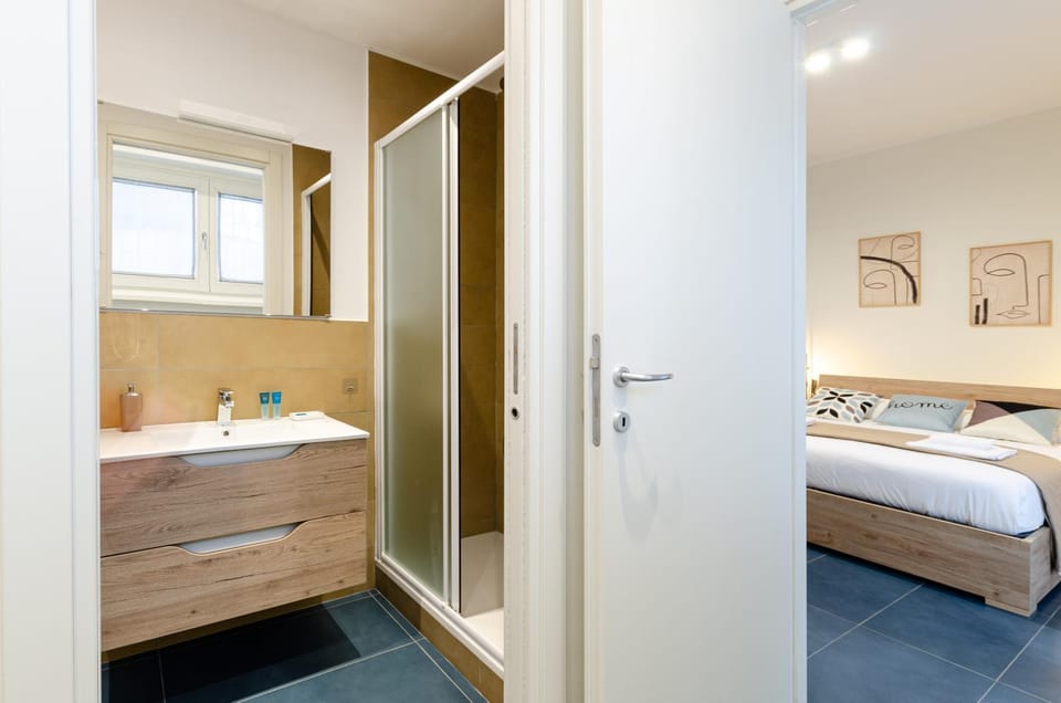 Shower, Bathroom, towels
