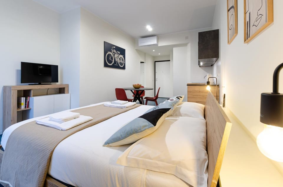 Communal lounge/ TV room, Bed, TV and multimedia, Living room, Photo of the whole room, Seating area, Bedroom, hair dresser, air conditioner