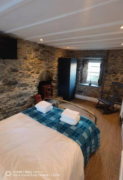 Brynglas Cottage with Hot Tub, Anglesey. Villa in Wales