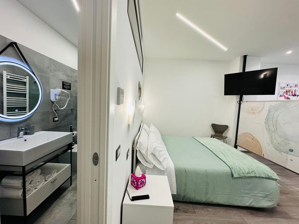 Bed, TV and multimedia, Photo of the whole room