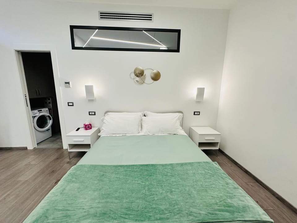 Bed, Photo of the whole room, Bedroom, washing machine