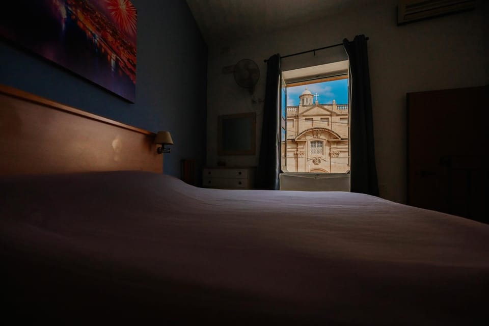 Bed, Bedroom, City view, Landmark view