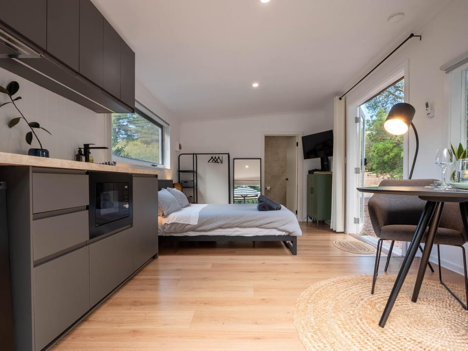 Bed, TV and multimedia, Kitchen or kitchenette, Photo of the whole room, Dining area, Bedroom