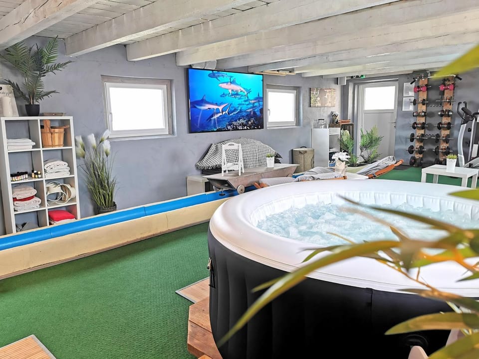 Communal lounge/ TV room, Hot Tub, TV and multimedia, Spa and wellness centre/facilities, Fitness centre/facilities, Evening entertainment, Evening entertainment, Swimming pool