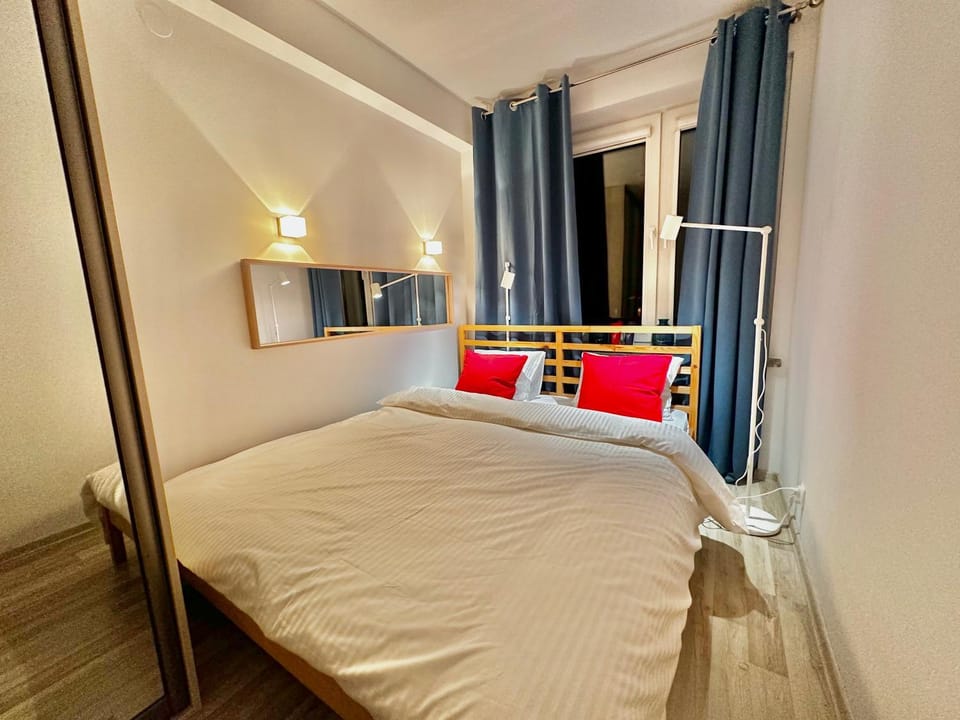 DECOR 3 metro fast WiFi 1Gbs 80'TV HBO Disney AppleTV Apartment in Warsaw