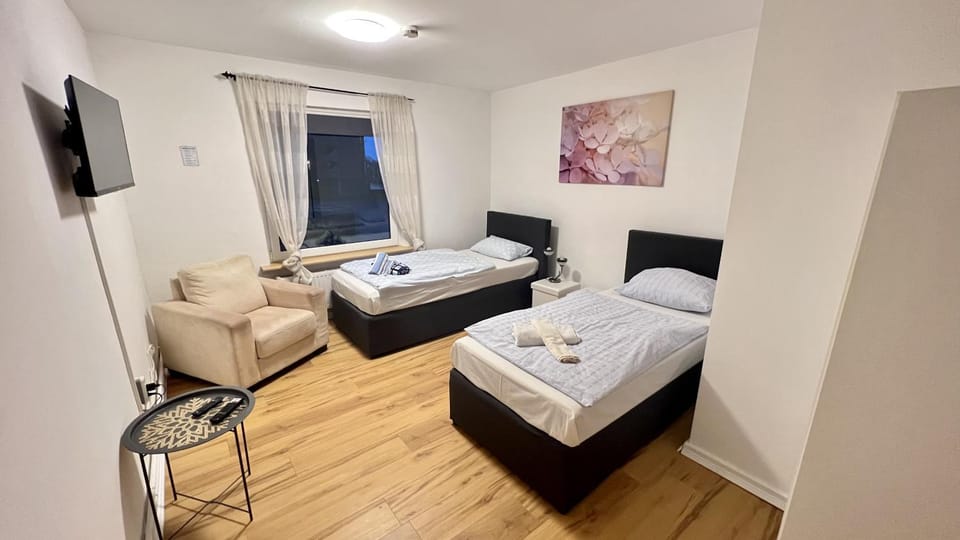 Bed, TV and multimedia, Photo of the whole room, Seating area, Bedroom, towels