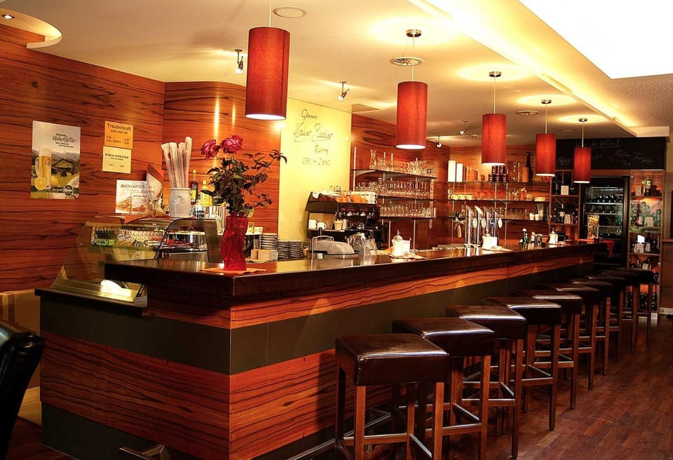 Restaurant/places to eat, Lounge or bar