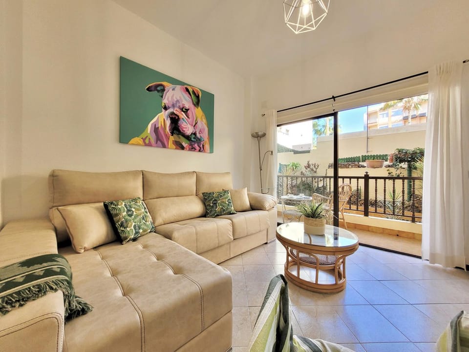 View (from property/room), Balcony/Terrace, Living room, Decorative detail, Seating area