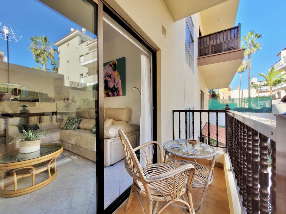 View (from property/room), Balcony/Terrace, Living room, Seating area, Dining area