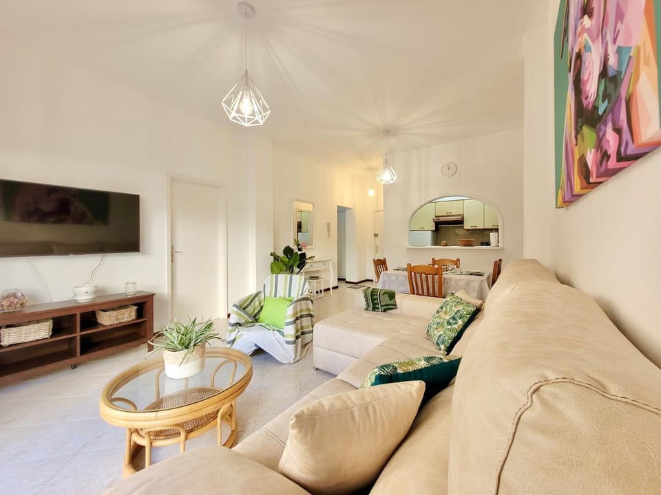 TV and multimedia, Kitchen or kitchenette, Living room, Decorative detail, Seating area, Dining area