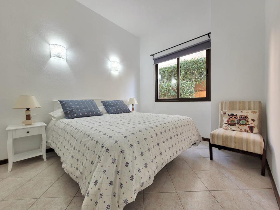 Bed, Garden, View (from property/room), Photo of the whole room, Seating area, Bedroom