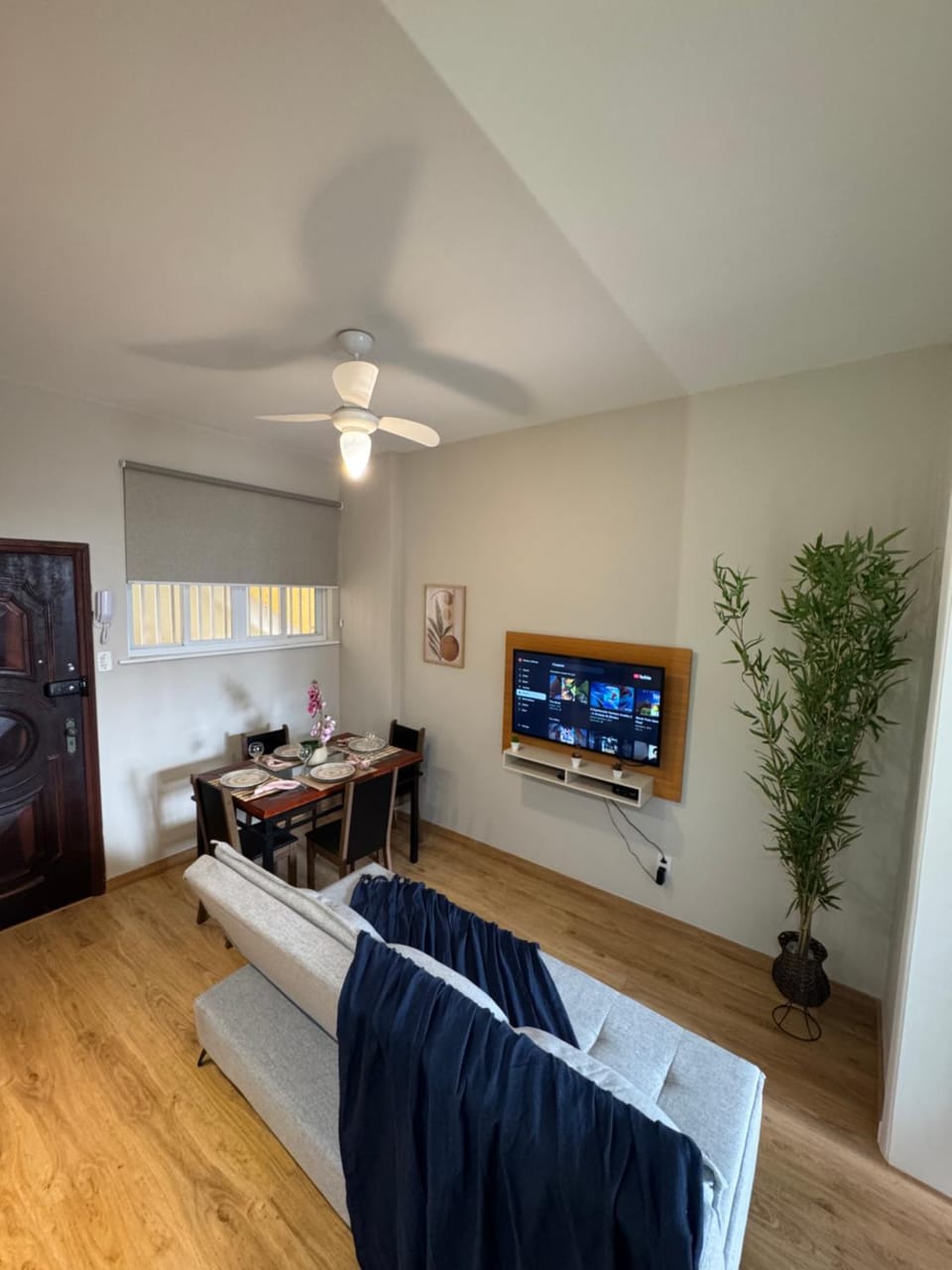 Bed, TV and multimedia, Seating area