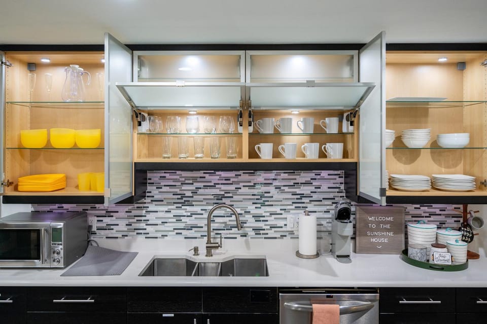 Coffee/tea facilities, dishwasher, microwave, kitchen