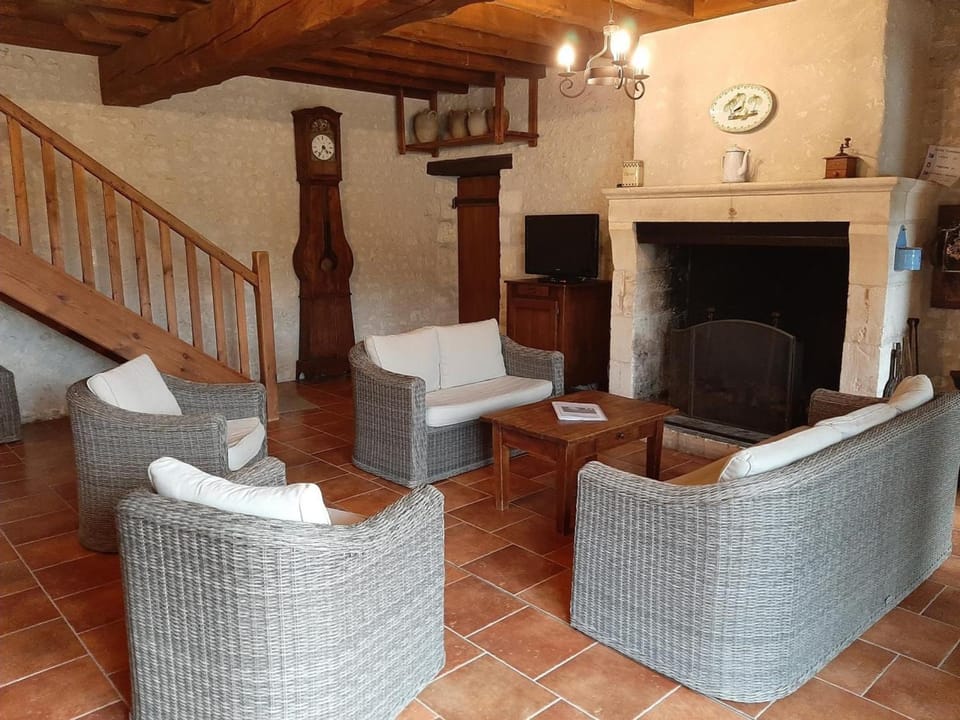 Ancien Moulin Rénové avec Piscine et Jardin, Idéal Familles, Vignobles du Cognac - FR-1-653-88 House in Nouvelle-Aquitaine