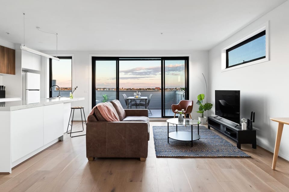 Natural landscape, TV and multimedia, View (from property/room), Living room, Seating area, Evening entertainment, City view