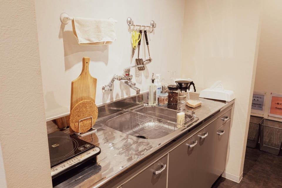 Coffee/tea facilities, Kitchen or kitchenette, stove