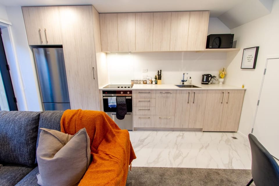 Coffee/tea facilities, Kitchen or kitchenette, Living room, minibar, pet friendly, stove