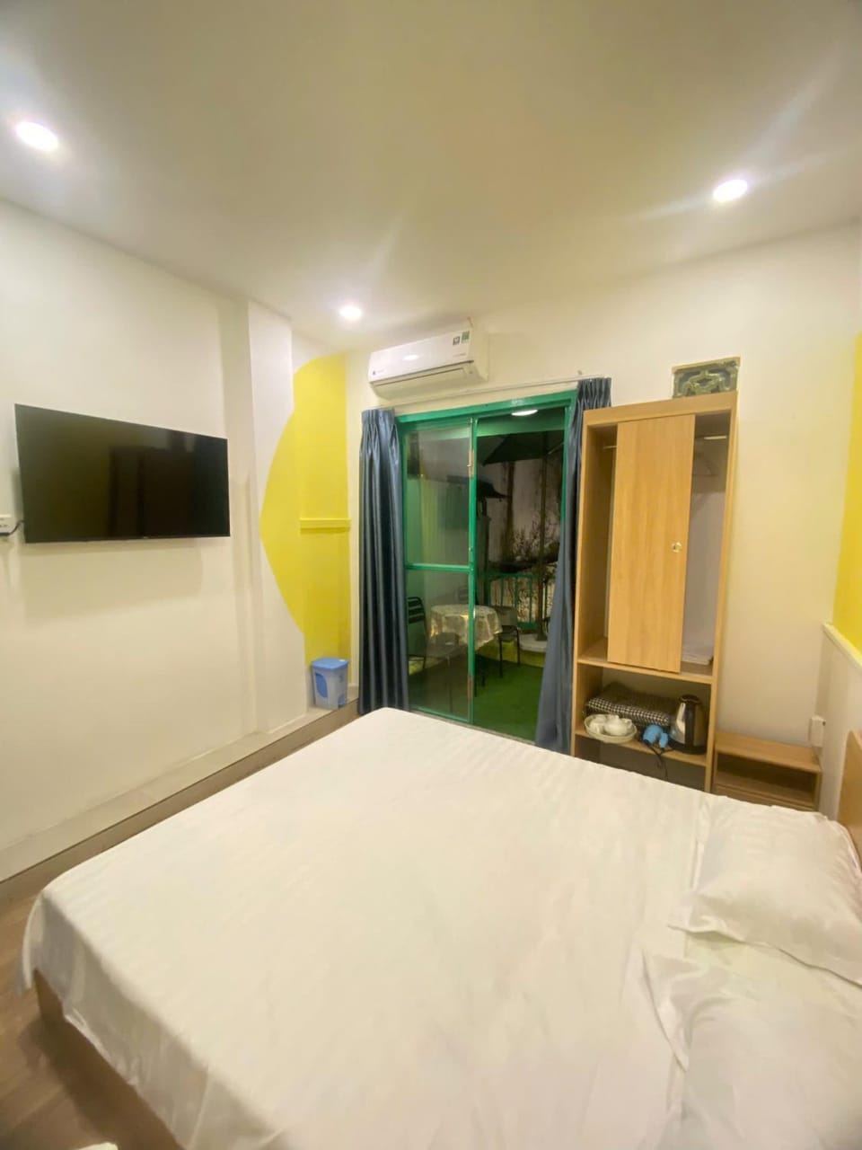 Bed, TV and multimedia, Photo of the whole room, Bedroom