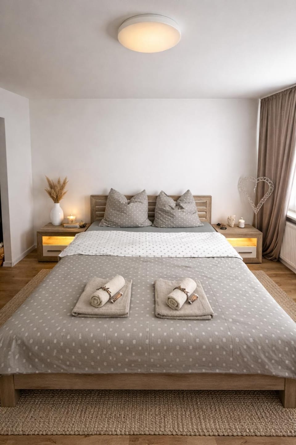 Photo of the whole room, Bedroom, towels