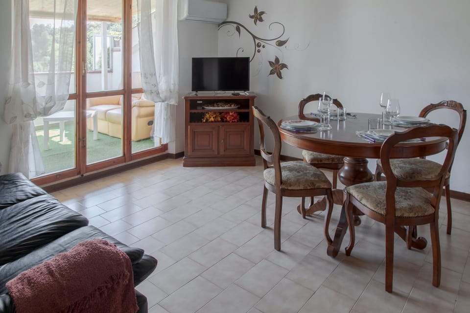 TV and multimedia, Balcony/Terrace, Living room, Dining area, air conditioner