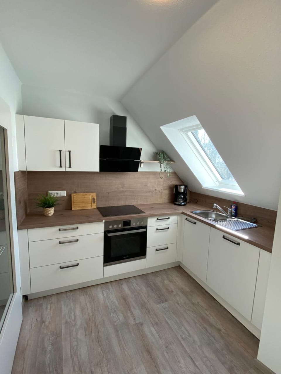 Coffee/tea facilities, Kitchen or kitchenette, dishwasher, stove