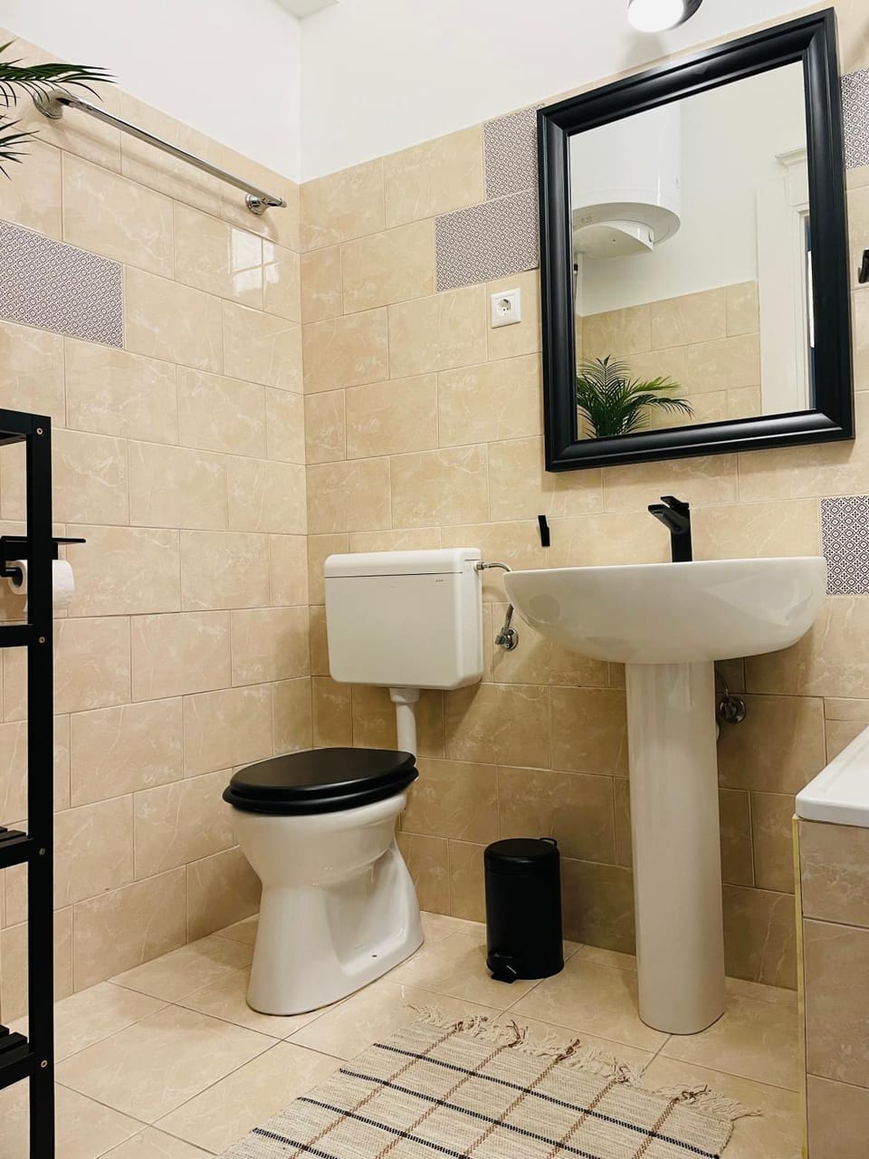 Toilet, Bathroom, heating, towels