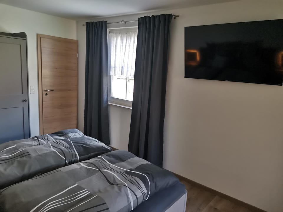 Bed, TV and multimedia, Bedroom