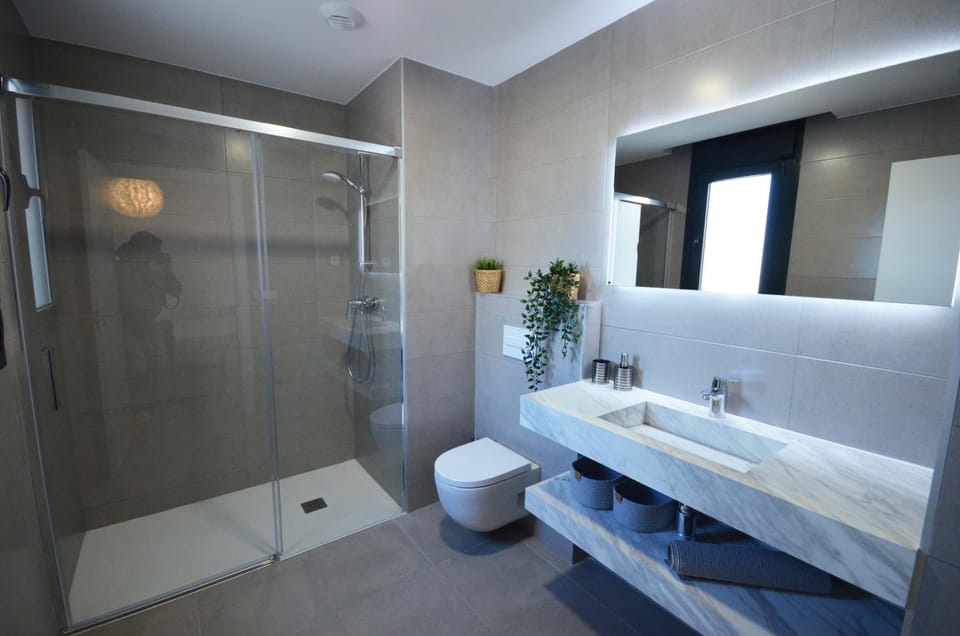 Shower, Toilet, Bathroom, towels