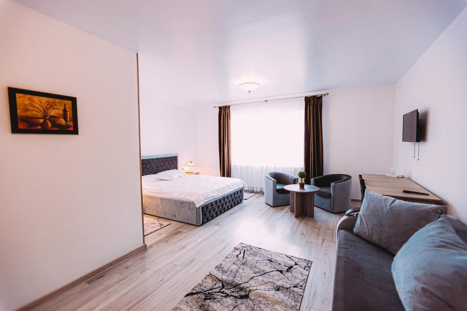 Bed, TV and multimedia, Photo of the whole room, Seating area, Bedroom