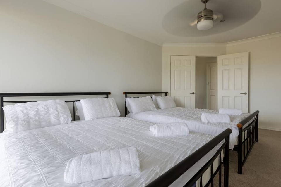 Family Fun Oasis Pool Retreat Near Theme Parks Apartment in Helensvale