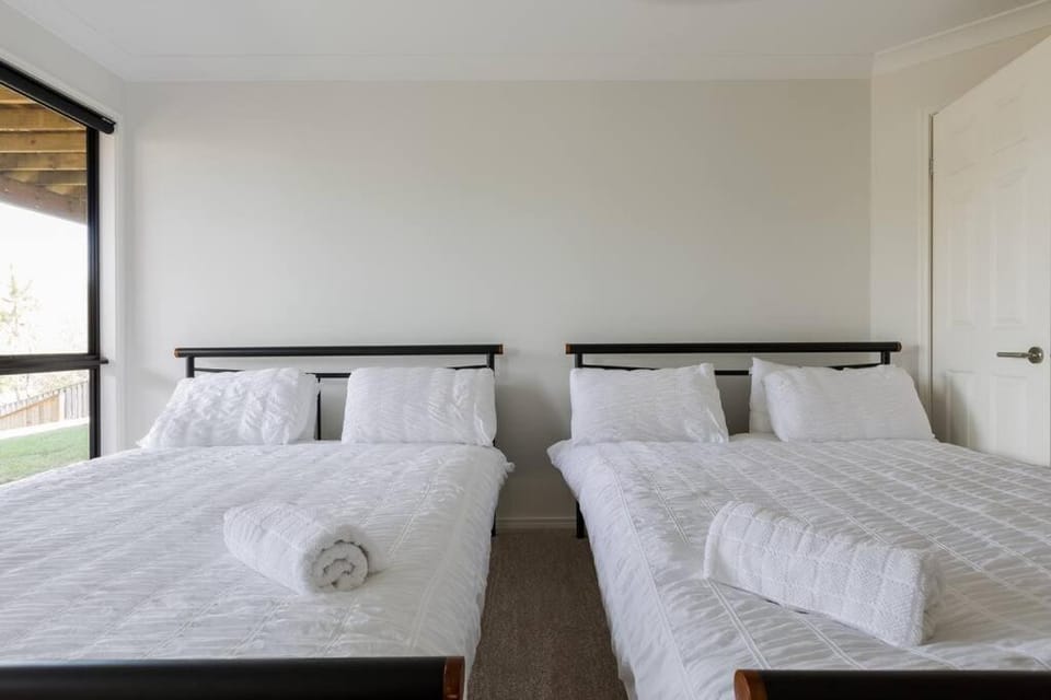 Family Fun Oasis Pool Retreat Near Theme Parks Apartment in Helensvale