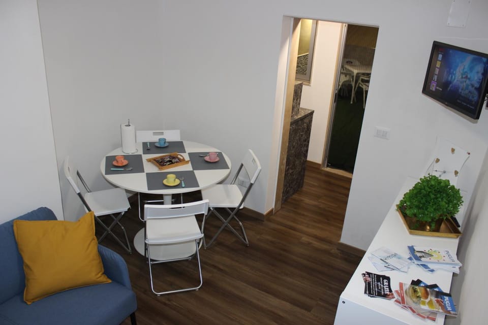 TV and multimedia, Living room, Food and drinks, Seating area, Dining area, Food