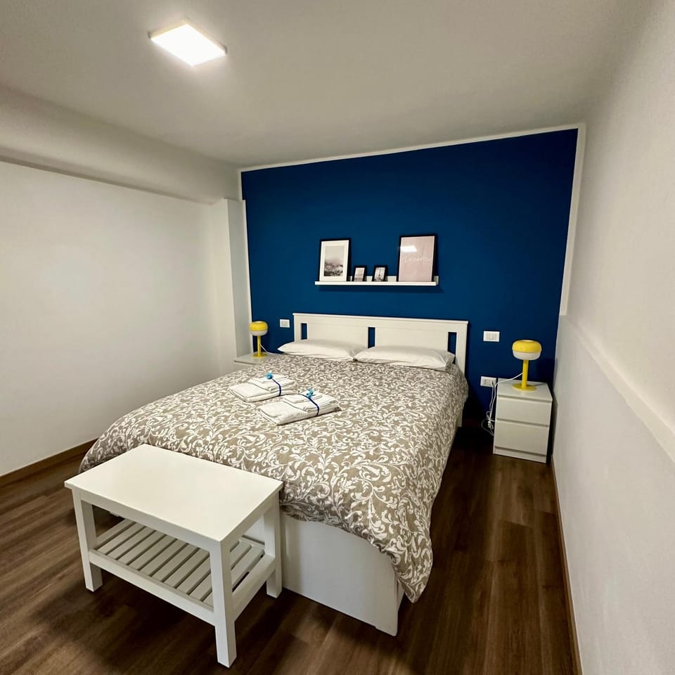 Bed, Photo of the whole room, Bedroom, hair dresser