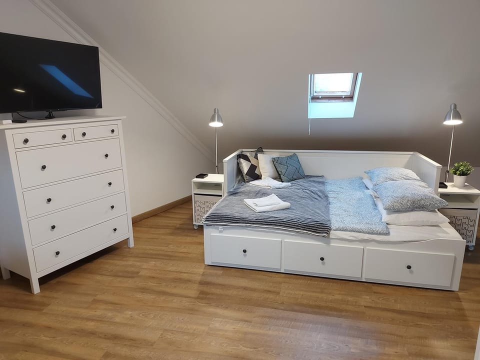 Bed, TV and multimedia, Bedroom