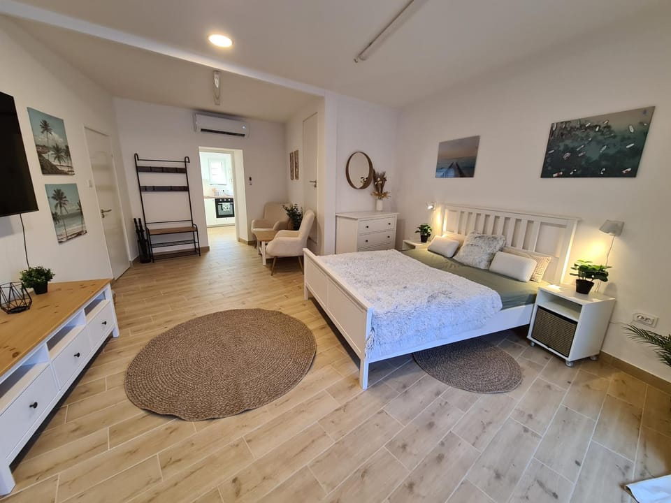 Bed, Photo of the whole room, Bedroom, air conditioner