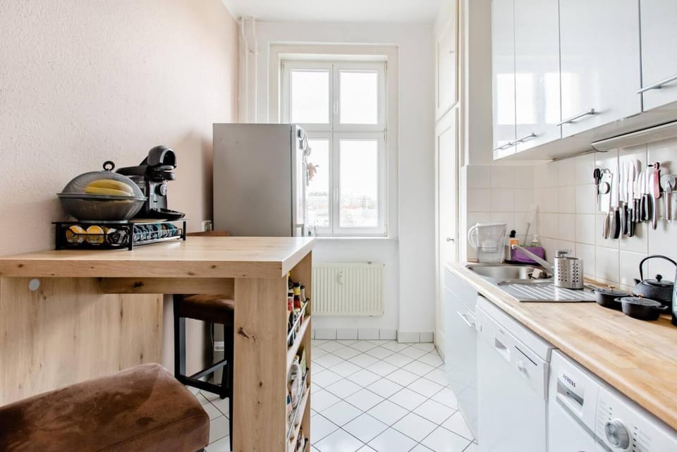 Coffee/tea facilities, Kitchen or kitchenette, Dining area, dishwasher