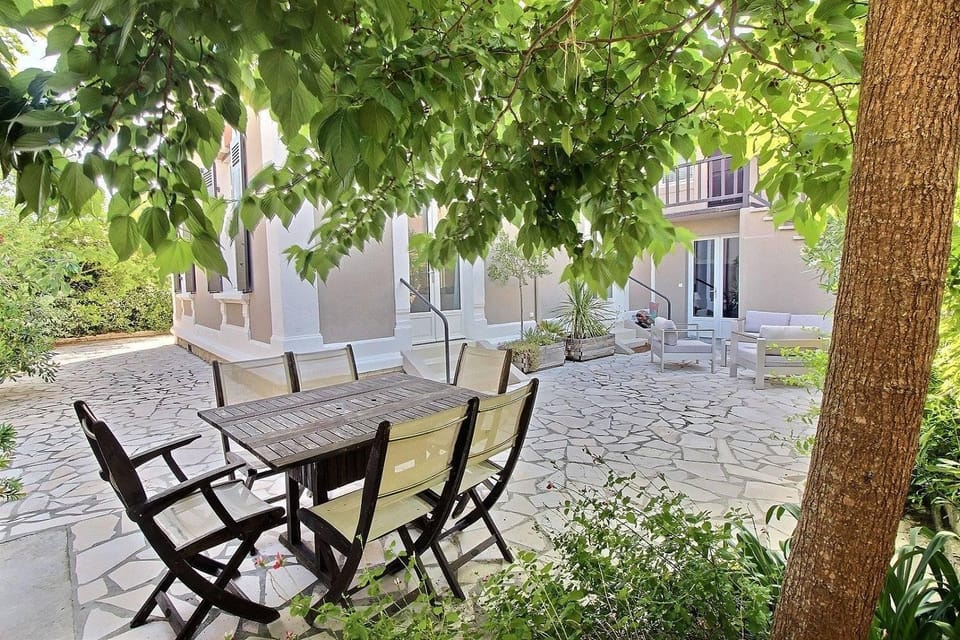 Property building, Patio, Day, Garden, Dining area, Garden view
