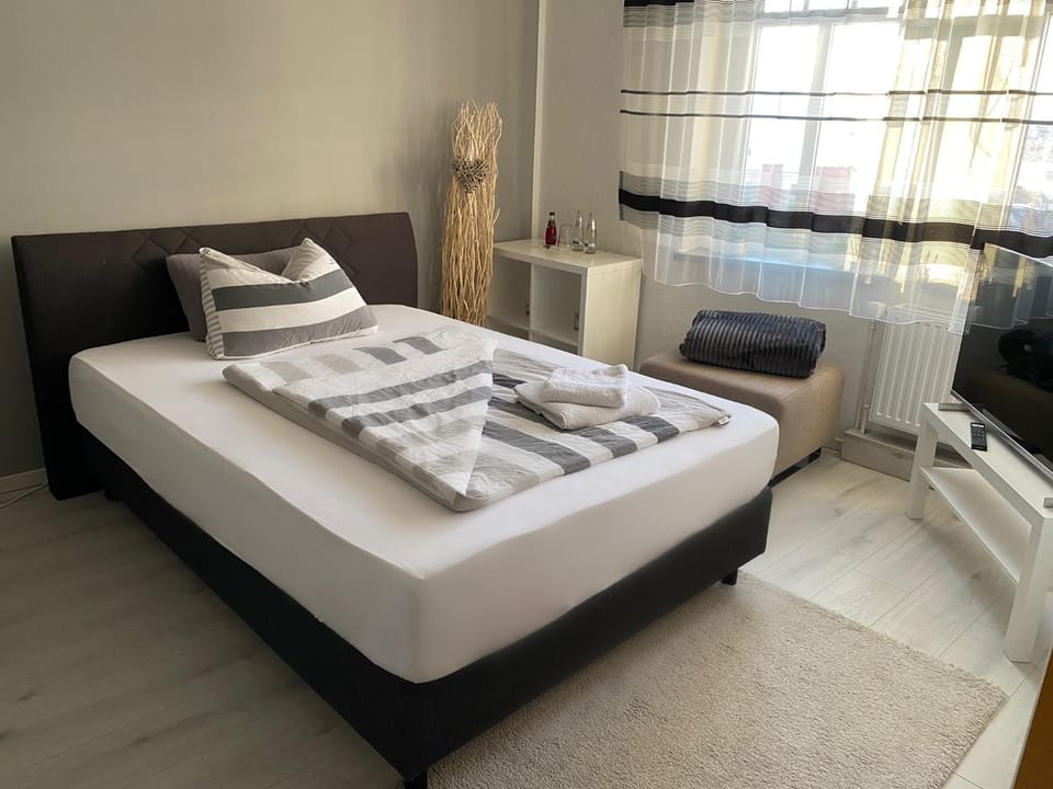 Photo of the whole room, Bedroom