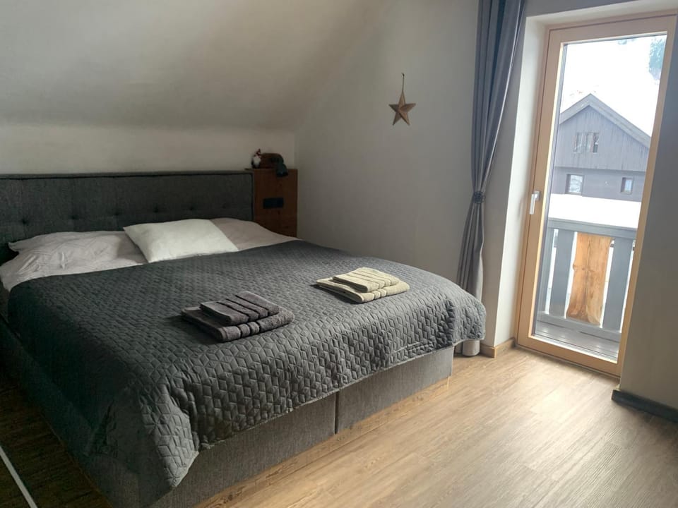 Bed, Photo of the whole room, Bedroom, towels