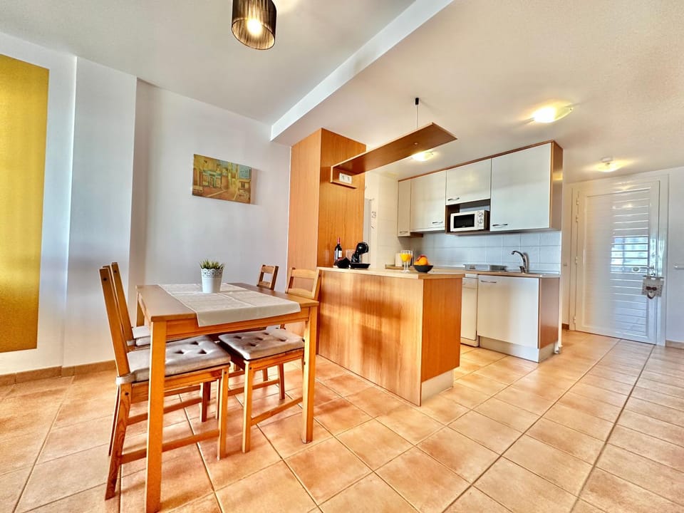 Kitchen or kitchenette, Dining area