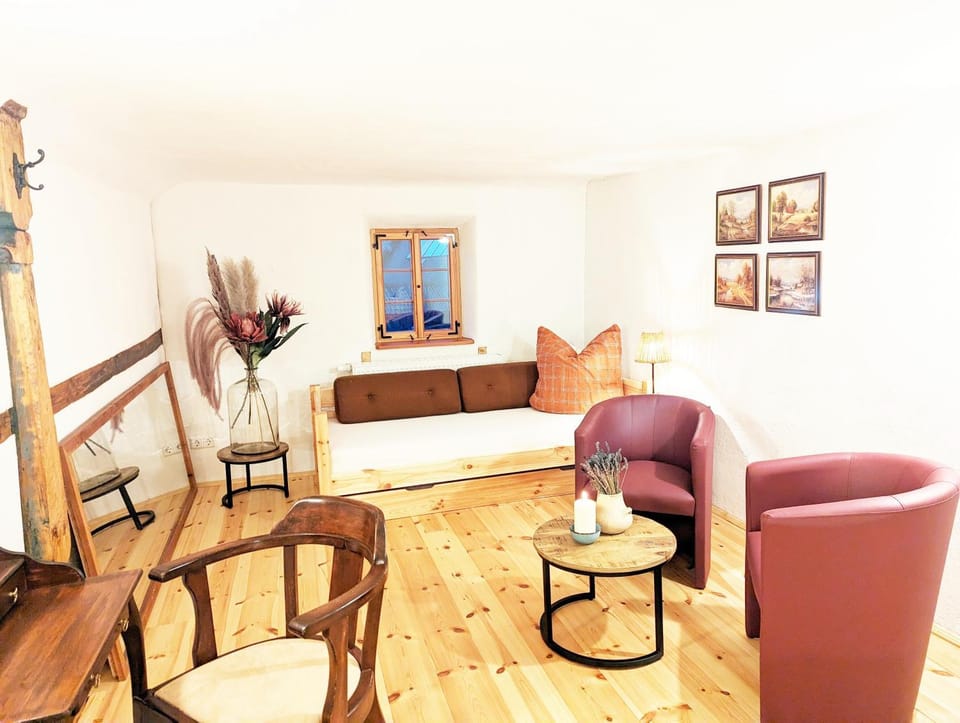 Bed, Photo of the whole room, Seating area, Bedroom