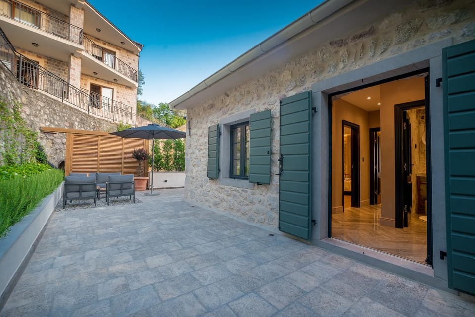 Property building, Patio, Balcony/Terrace, Seating area