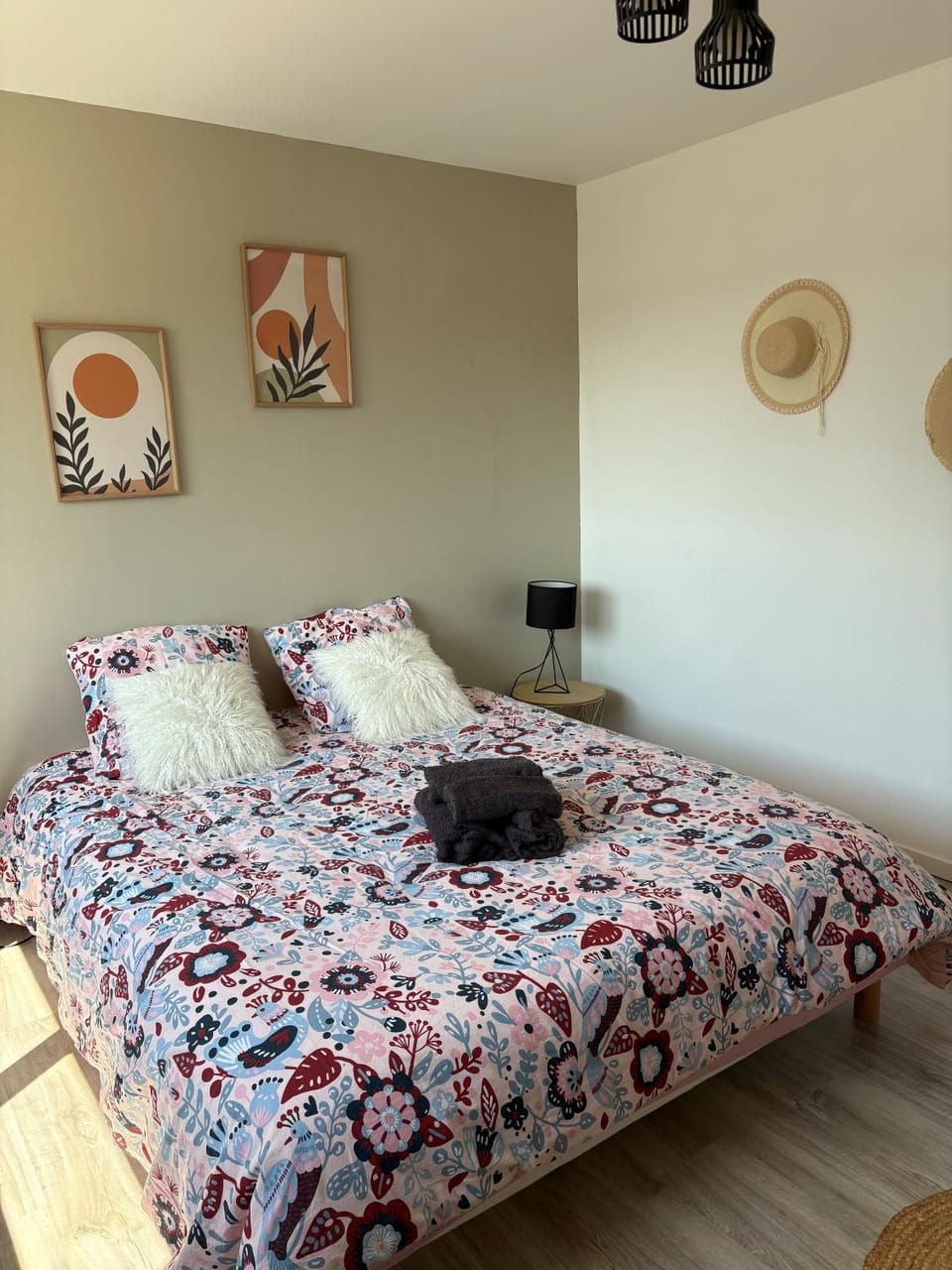 Bed, Photo of the whole room, Bedroom, towels