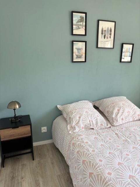 Bed, Photo of the whole room, Decorative detail, Bedroom