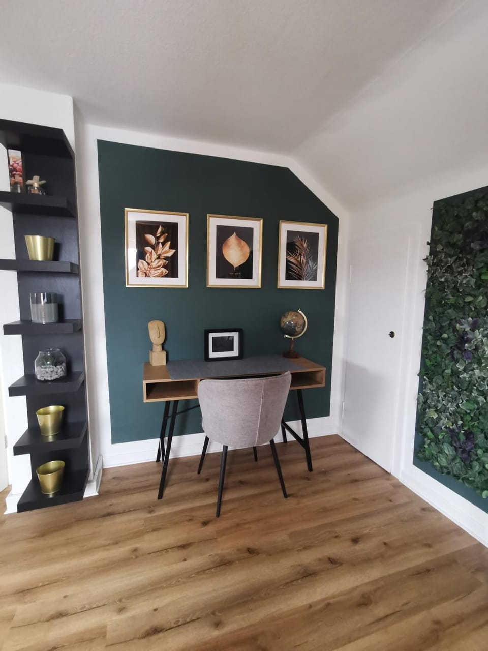 TV and multimedia, Living room, Decorative detail, Seating area