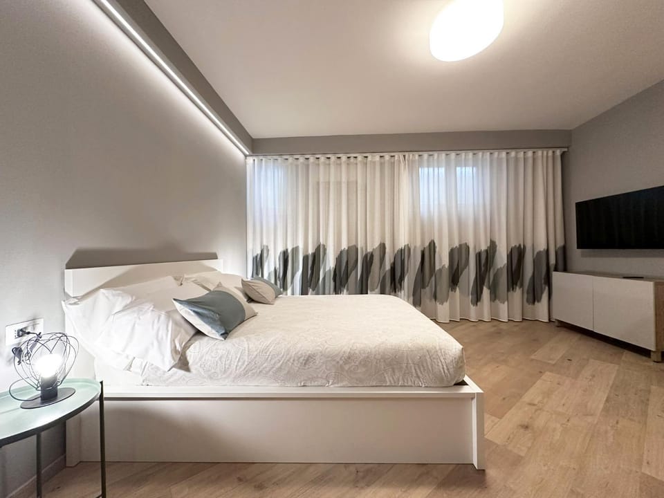 Bed, TV and multimedia, Photo of the whole room, Bedroom