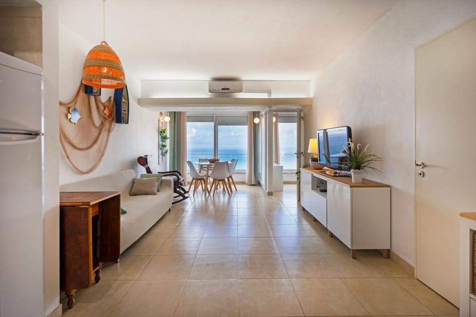 Communal lounge/ TV room, Sea view, air conditioner