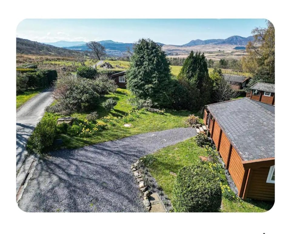 Snowdonia Escapes # TRANQUIL CABIN with Views, Wi-Fi, Dog Friendly & Parking Cabin in Trawsfynydd