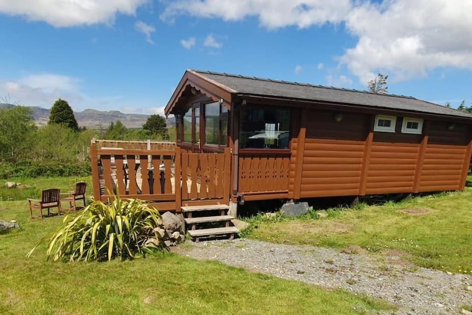 Snowdonia Escapes # TRANQUIL CABIN with Views, Wi-Fi, Dog Friendly & Parking Cabin in Trawsfynydd
