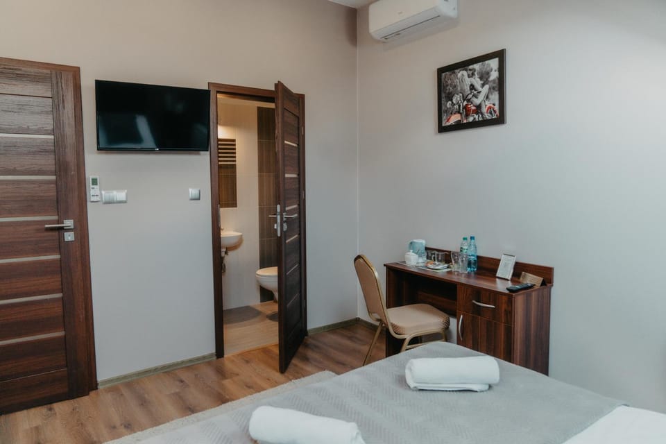 TV and multimedia, Photo of the whole room, Bedroom, air conditioner